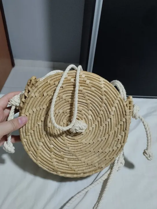 Bolsa de palha redonda com alça de corda