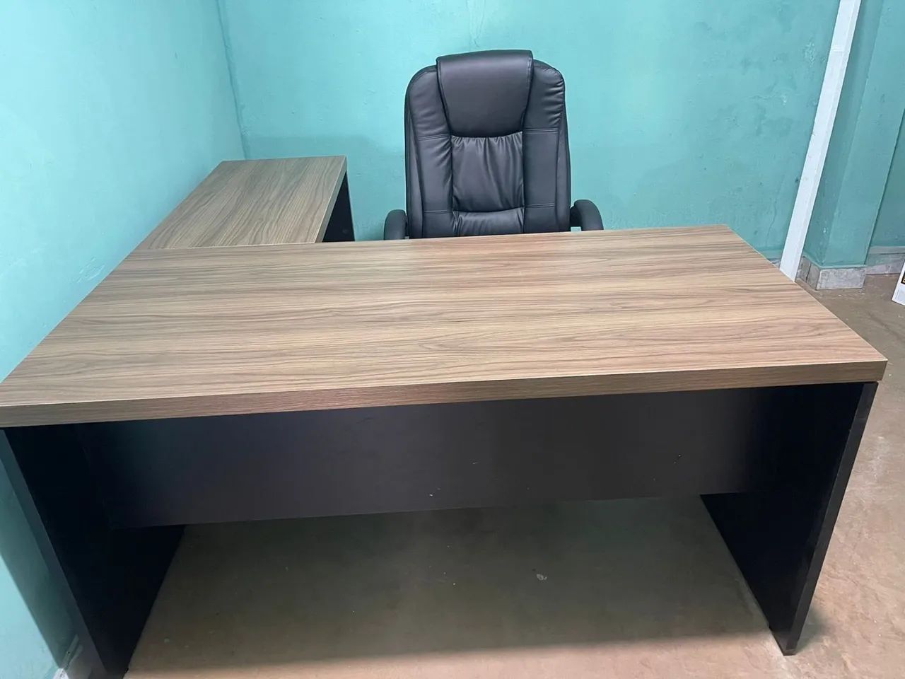 Mesa em L com Cadeira PRESIDENTE para Escritório - Design Moderno