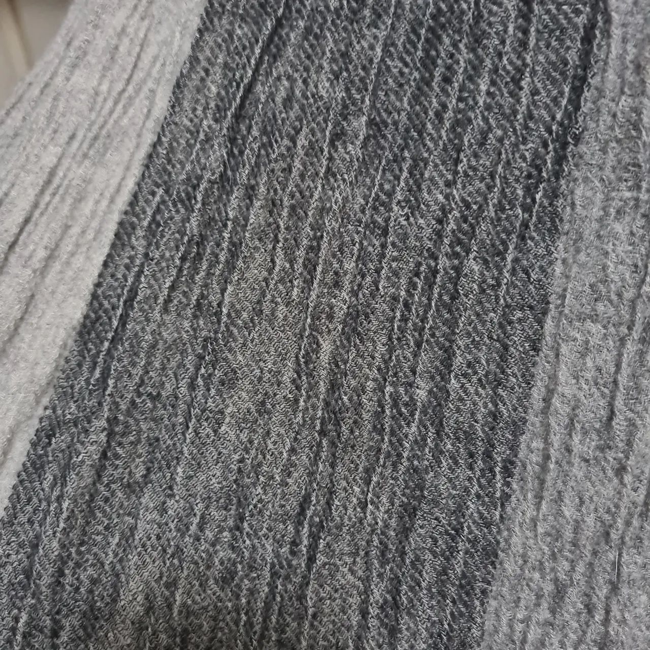 Cachecol BOSS cinza e preto - Foto 5