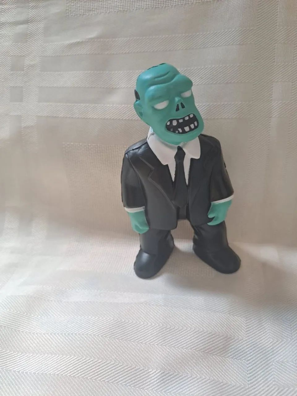 Boneco zombie de espuma 