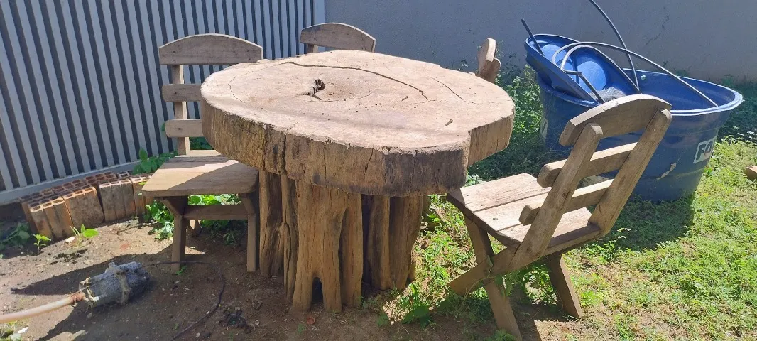 Mesa rústica de madeira maciça