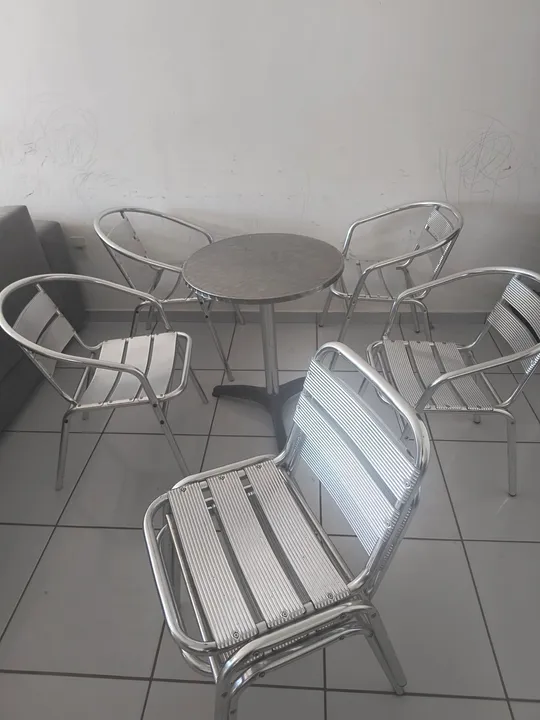 Conjunto de Mesa e Cadeiras em Alumínio