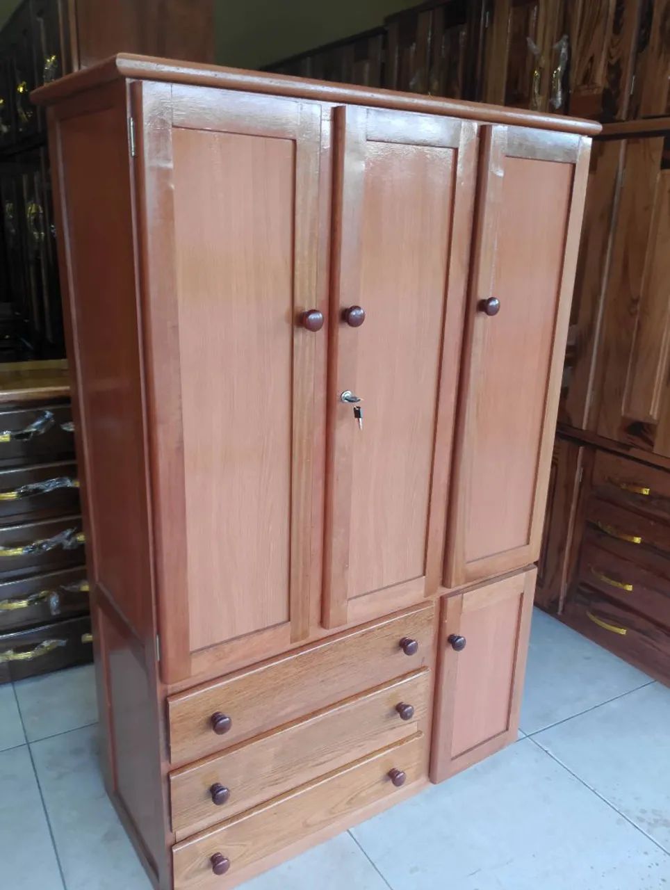 Guarda-Roupa de Madeira com 3 Portas e Gavetas - Foto 3