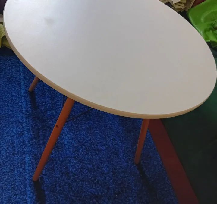 Mesa Eiffel redonda 90 cm - tampo em madeira - excelente estado - Foto 3