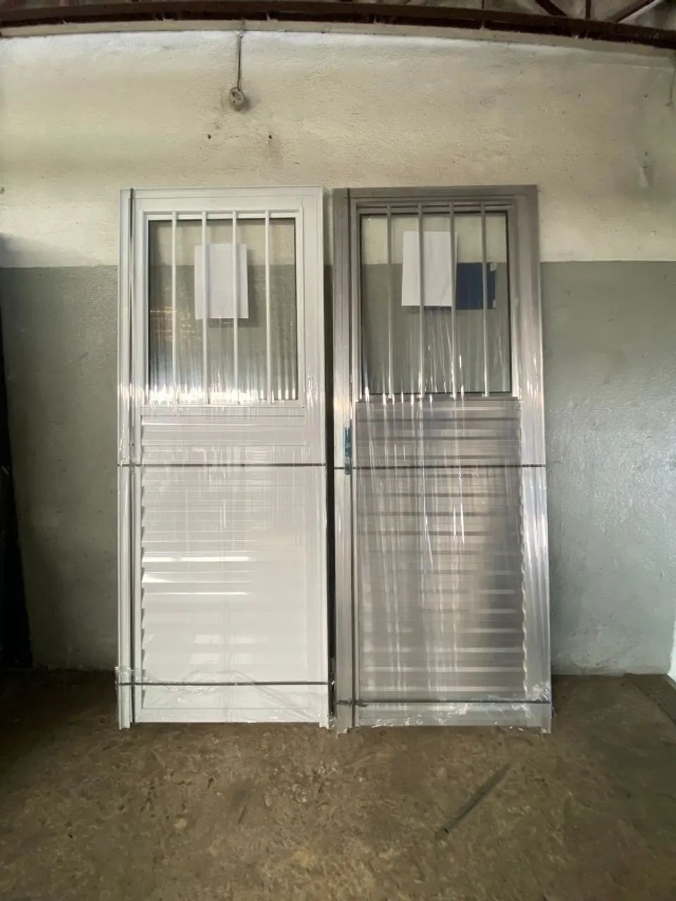 PORTA DE ALÚMINIO COM VIDRO E GRADE - OPORTUNIDADE ÚNICA