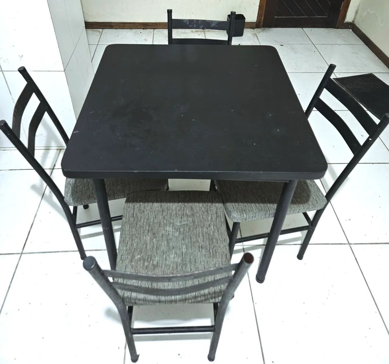 Masa com 4 cadeira de ferro estafada  - Foto 4
