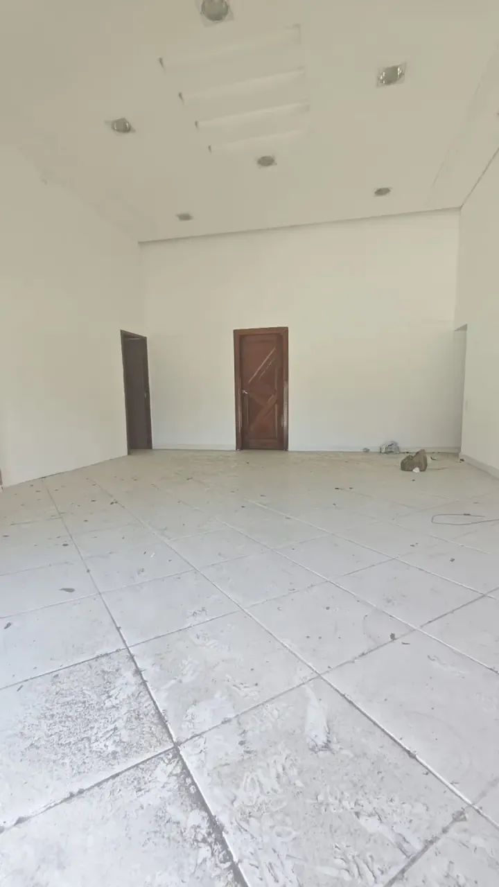 Ponto Comercial Amplo Com Salas e Galpão no Grã Duquesa para