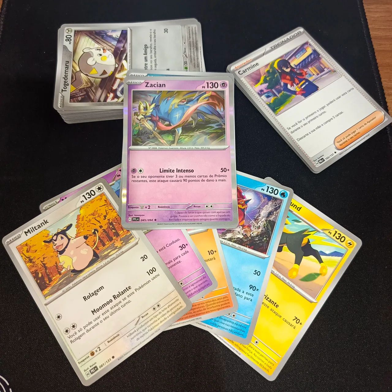 Lote com 56 cartas de Pokémon TCG com 5 brilhantes LT1