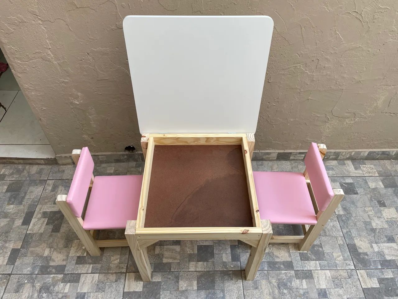 Mesa infantil de baúzinho, e cadeiras estofadas  - Foto 4