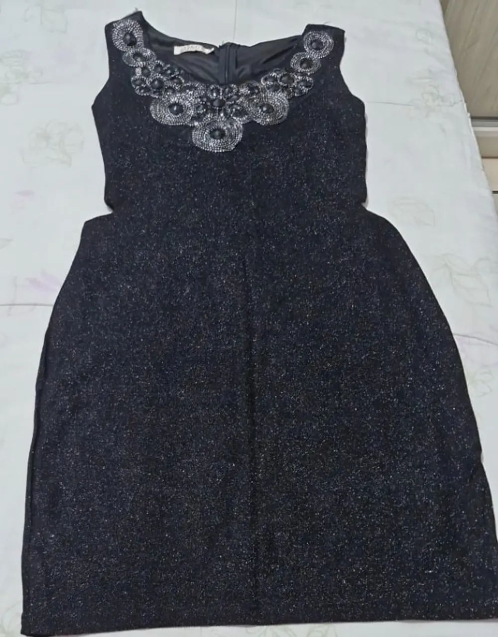 Vestido preto de brilho e com pedras