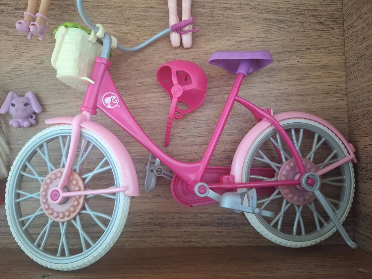 08 BONECAS da COLEÇÃO BARBIE e uma BICICLETA - Foto 4