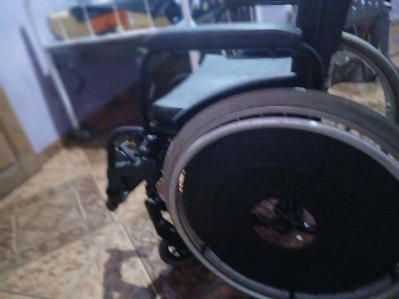 VENDO CADEIRA DE RODA NOVA  - Foto 3