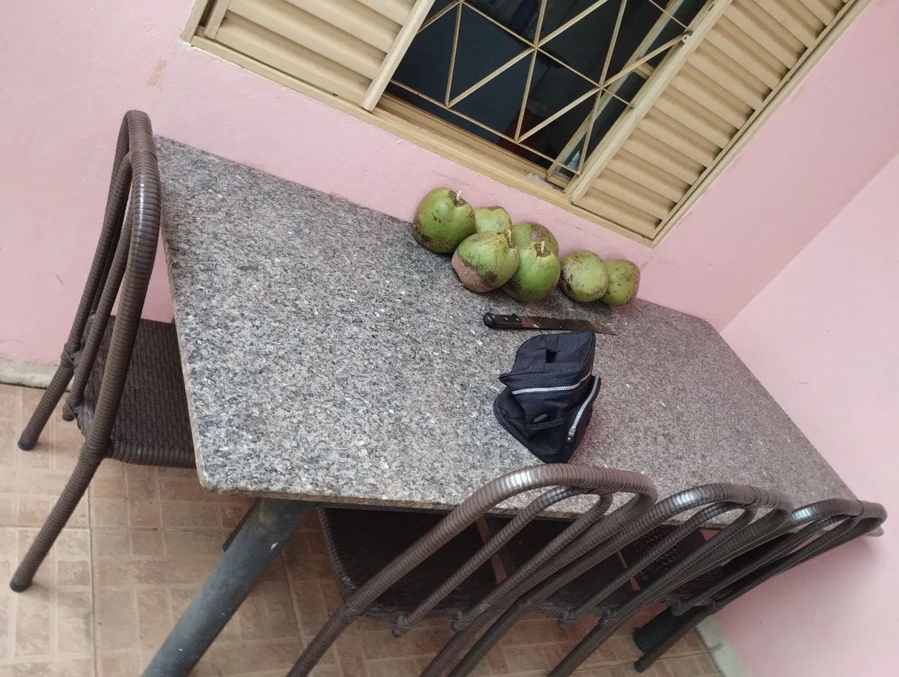 Mesa de mármore com 8 cadeiras de fibra  - Foto 2