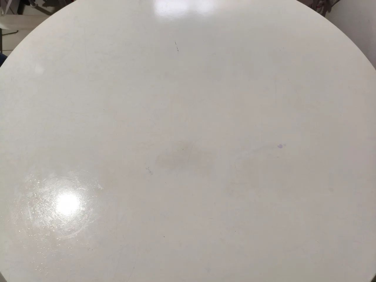 Mesa redonda estilo Eames com tampo branco e pés de madeira 110 cm - Foto 4