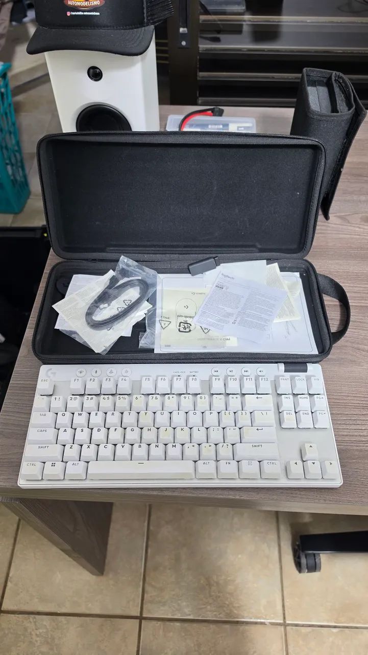 Teclado gamer Logitech Pro X TKL Branco