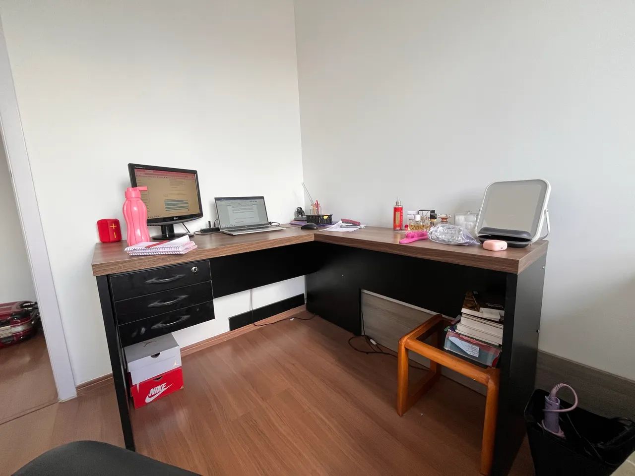 Conjunto escritório - 2 mesas em L, 3 cadeiras e 1 gaveteiro 