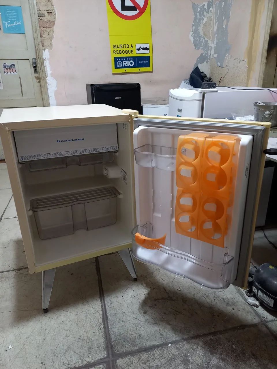Frigobar Brastemp Retrô com garantia e ótimo estado