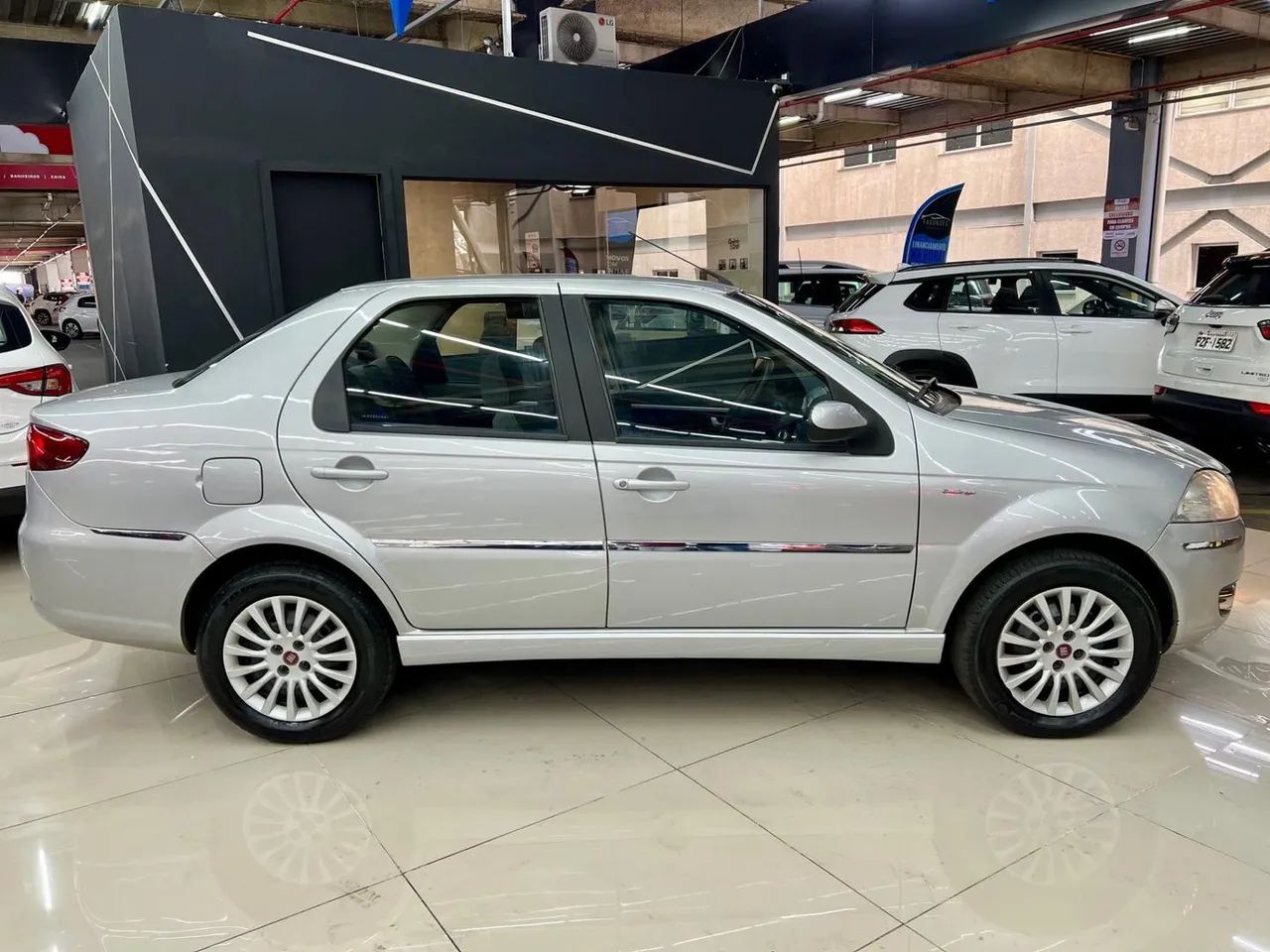 Fiat Siena HLX Dualogic 1.8 MPI Flex 8V 4P 2009 - Foto 2