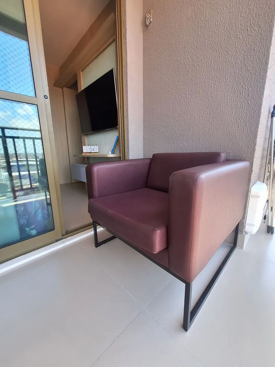 POLTRONA ELEGANTE E CONFORTÁVEL 