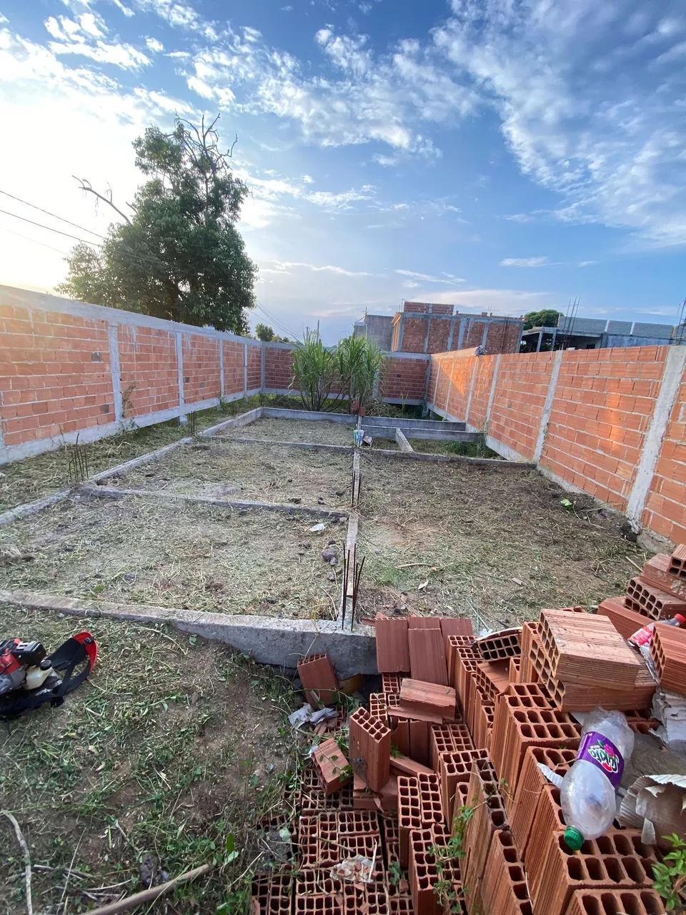 Terreno murado e com alicerce da casa já pronto - Foto 3