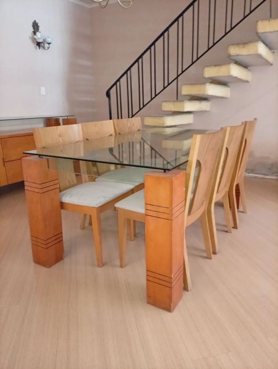 Mesa de jantar de madeira com tampo de vidro - Foto 2