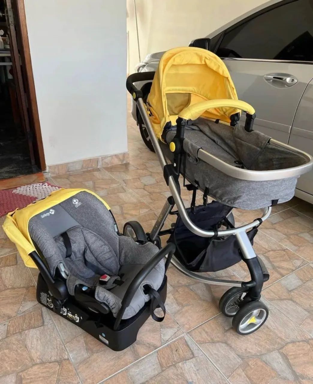 Carrinho com bebê conforto + colchão para berço 