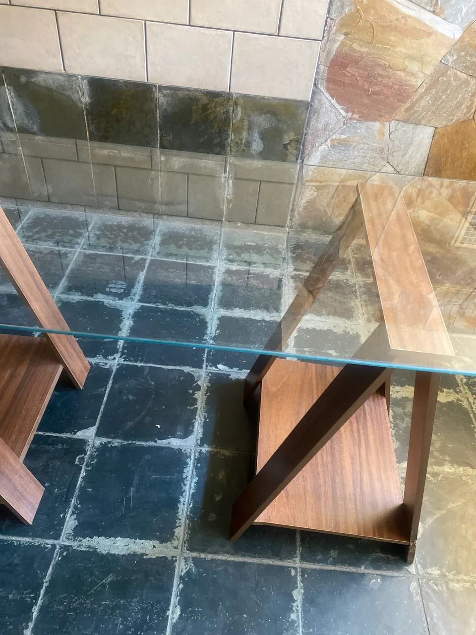 Mesa com cavaletes de madeira com tampo de vidro