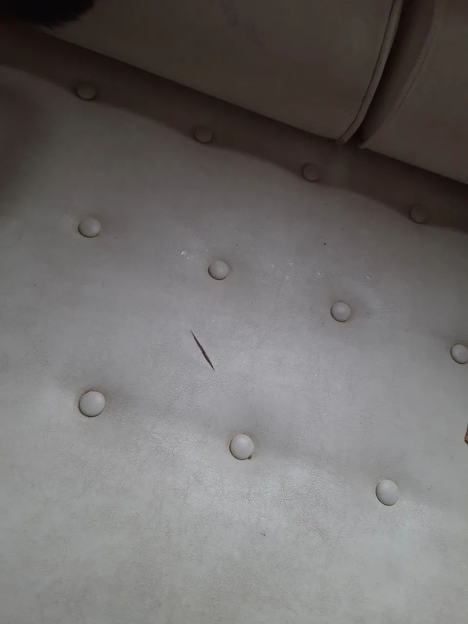 Sofá de couro branco e madeira  - Foto 2