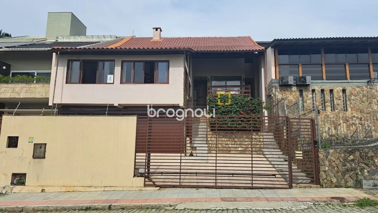 Casa com 4 quartos sendo 2 suítes mais dependência de empregada no Abraão