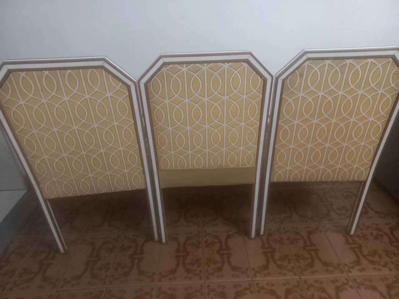 3 CADEIRAS  ESTOFADAS TECIDO AMARELO  - Foto 5