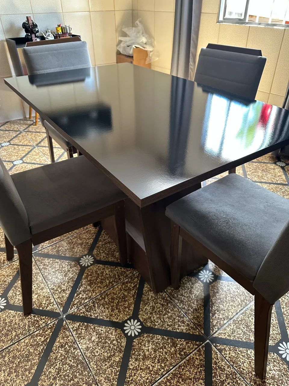 Vendo conjunto de mesa com 4 cadeiras e armário com balcão  - Foto 2