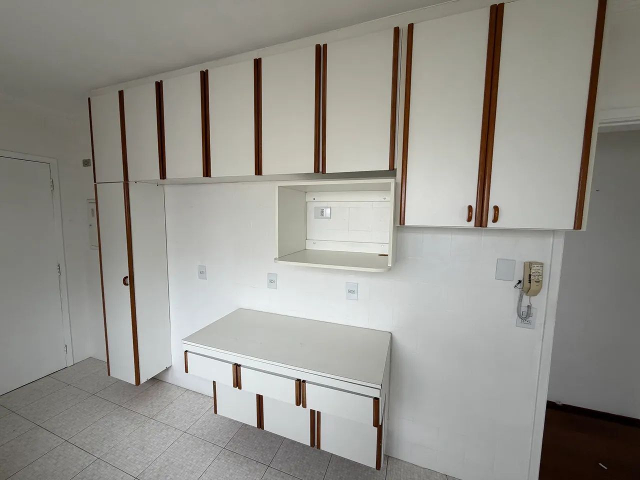Armário embutido (madeiras)