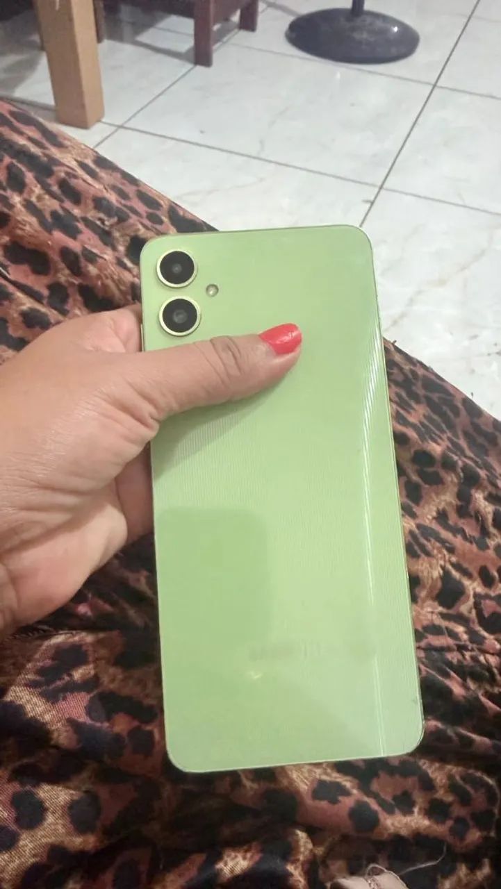 Vendo Celular ,A 05 ,Valor 600 reais.