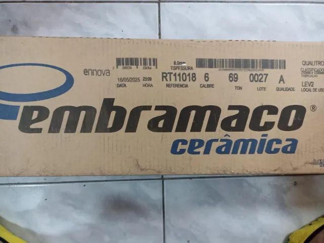 8.80 m2 Piso vinilico Click SPC Valor R$1.000,00. 1 cxa piso cerâmico cor cerâmica