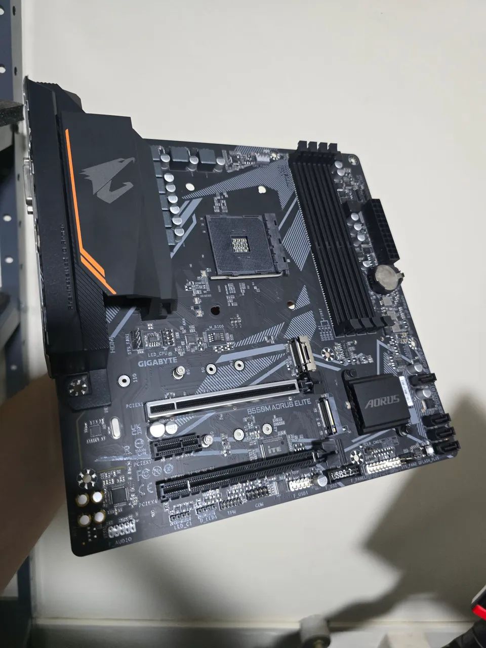 Placa mãe B550M AORUS ELITE - Foto 5