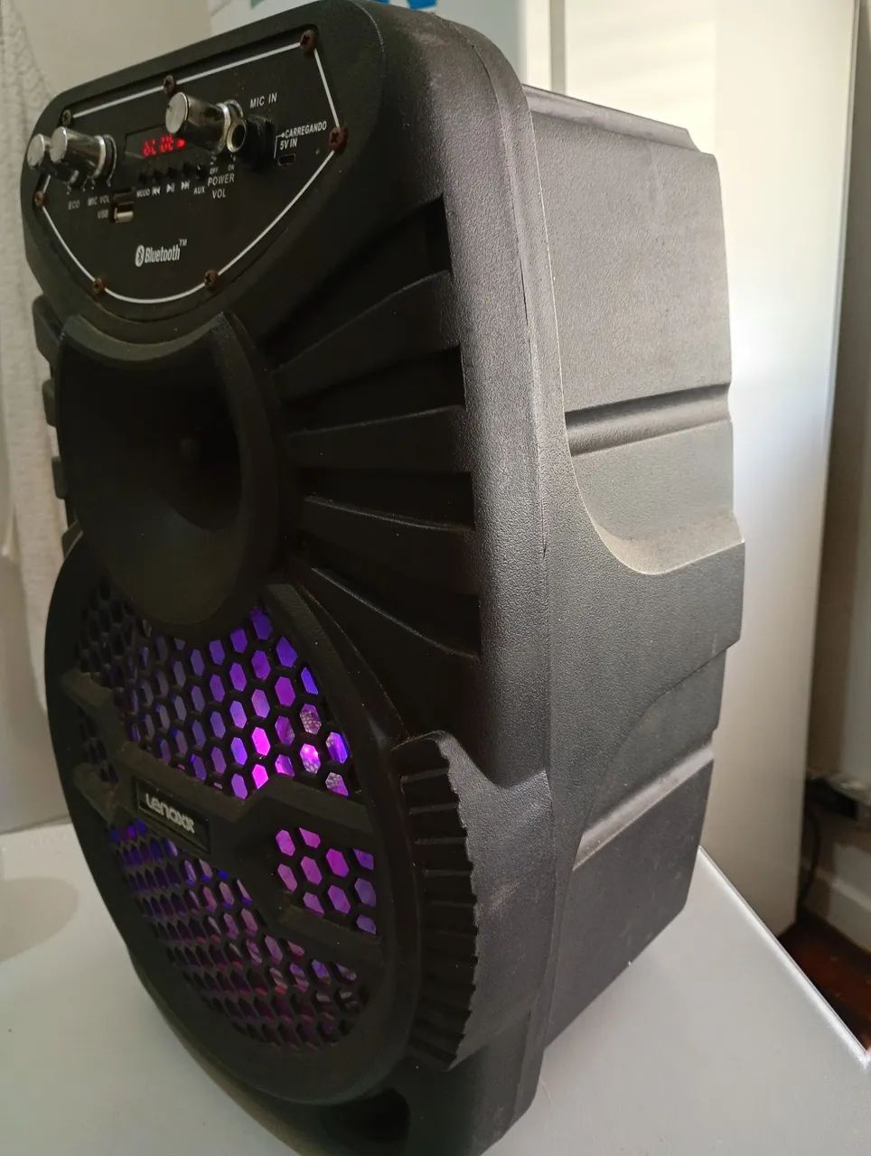 Caixa de som tamanho média com rodinha 