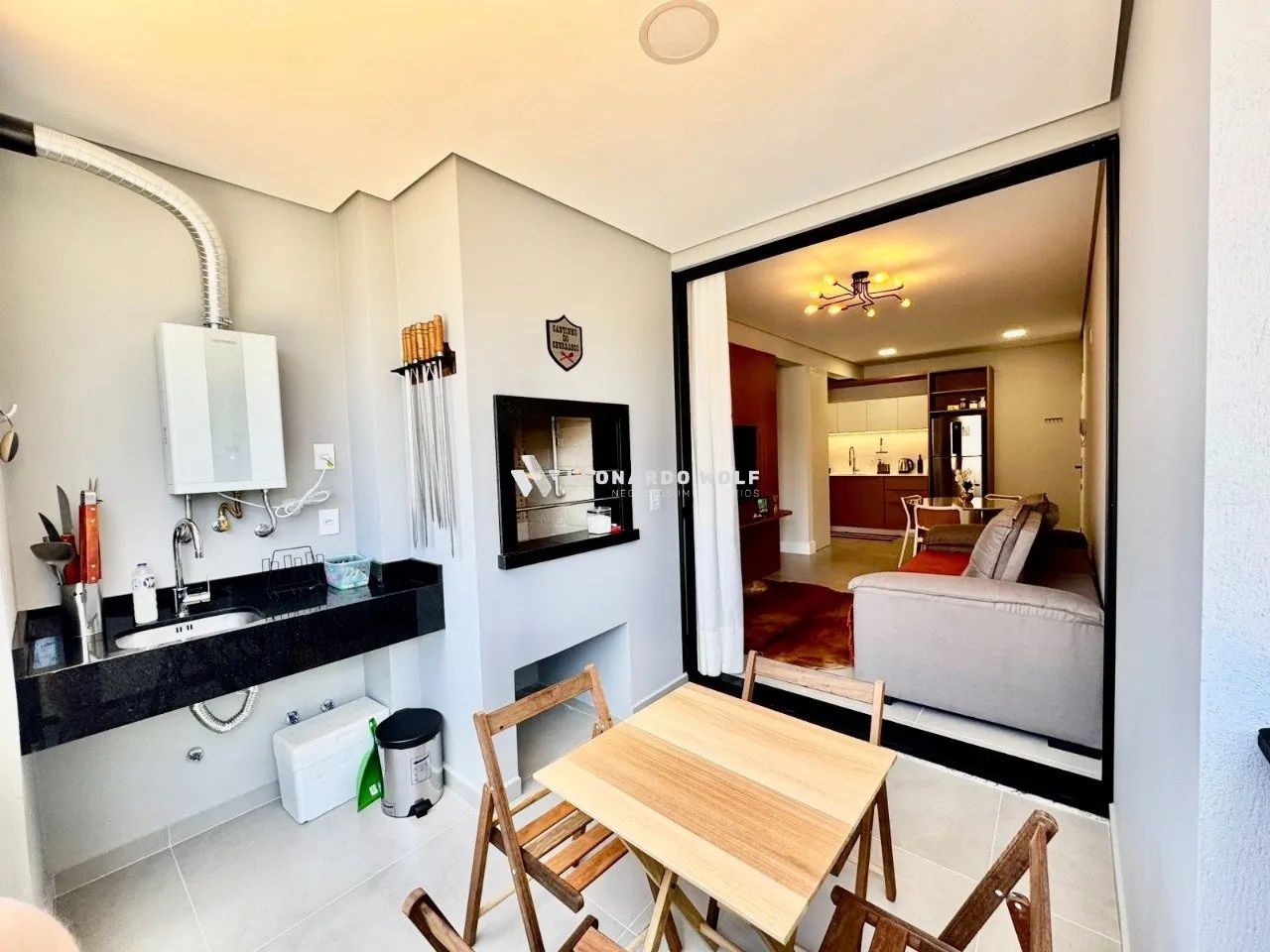 APARTAMENTO NOVO E MOBILIADO A 150 METROS DO MAR, COM 2 DORMITÓRIOS SENDO 1 SUÍTE - Foto 3