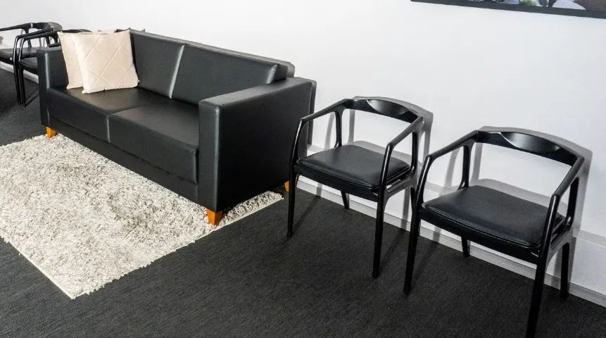 Sofá 2 lugares preto + 2 cadeiras pretas com braço