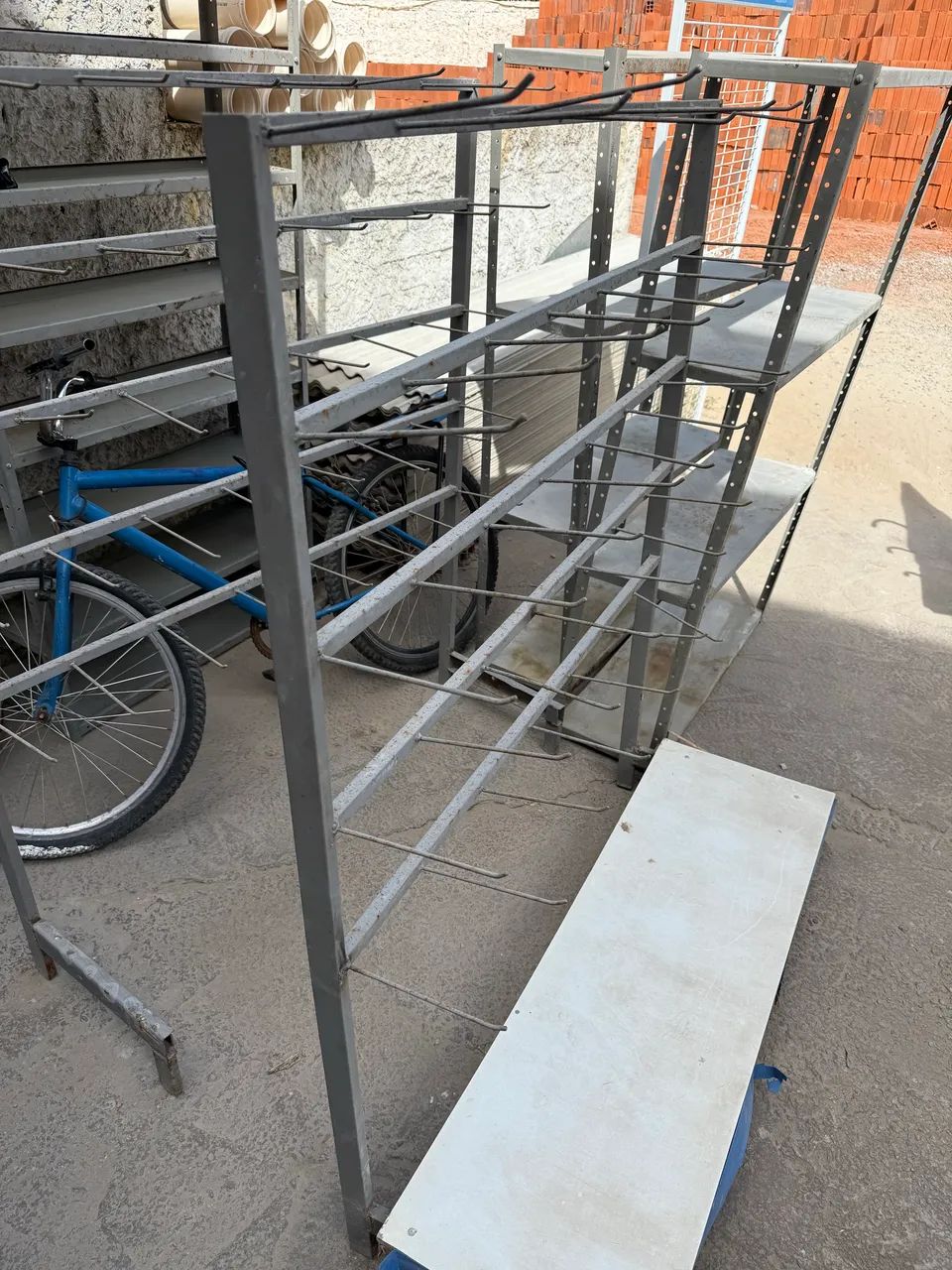Vendo estante prateleira de metal e expositor de ganchos - Foto 2