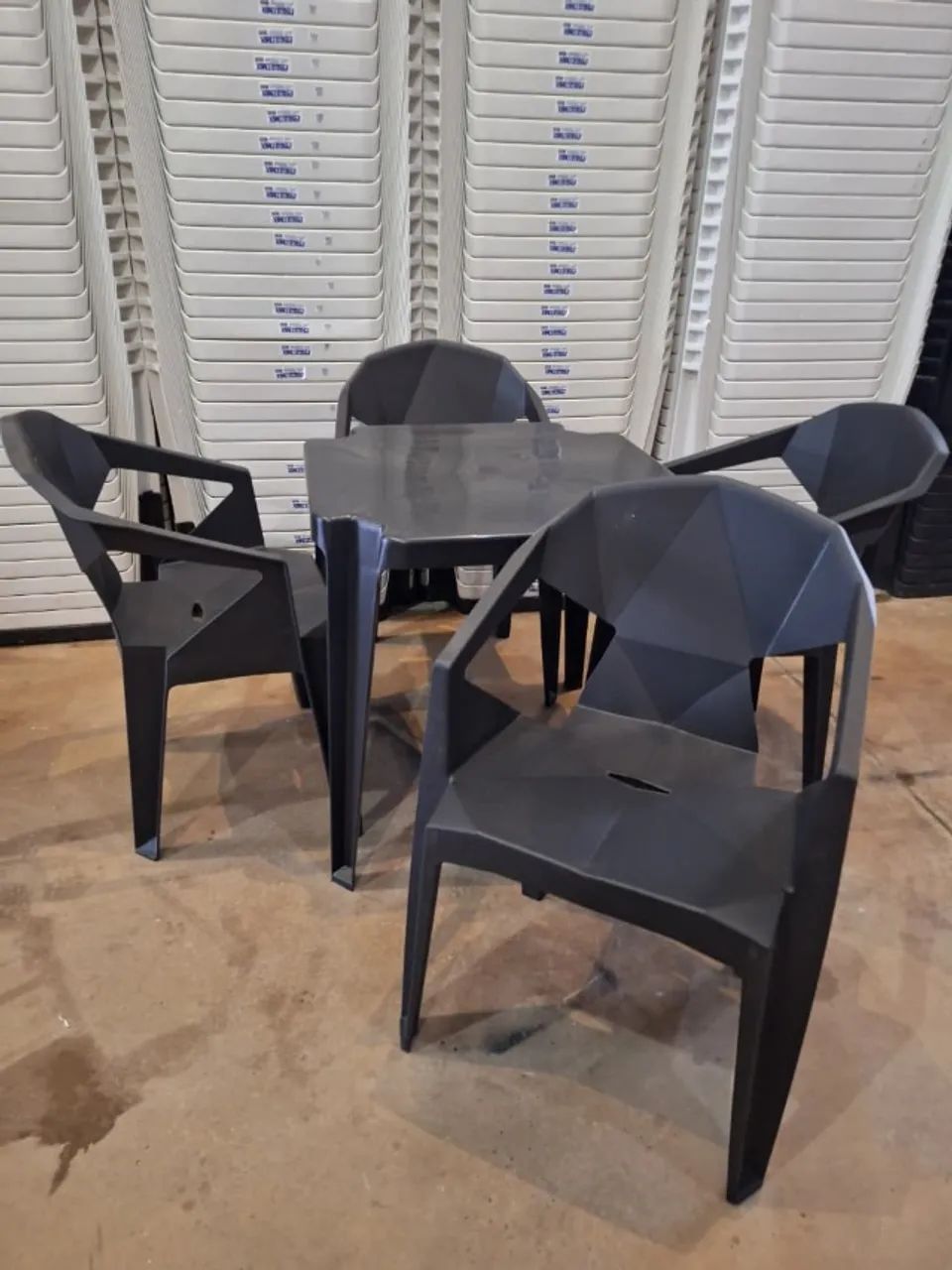 MESA COM CADEIRAS DE PLÁSTICO - Foto 2