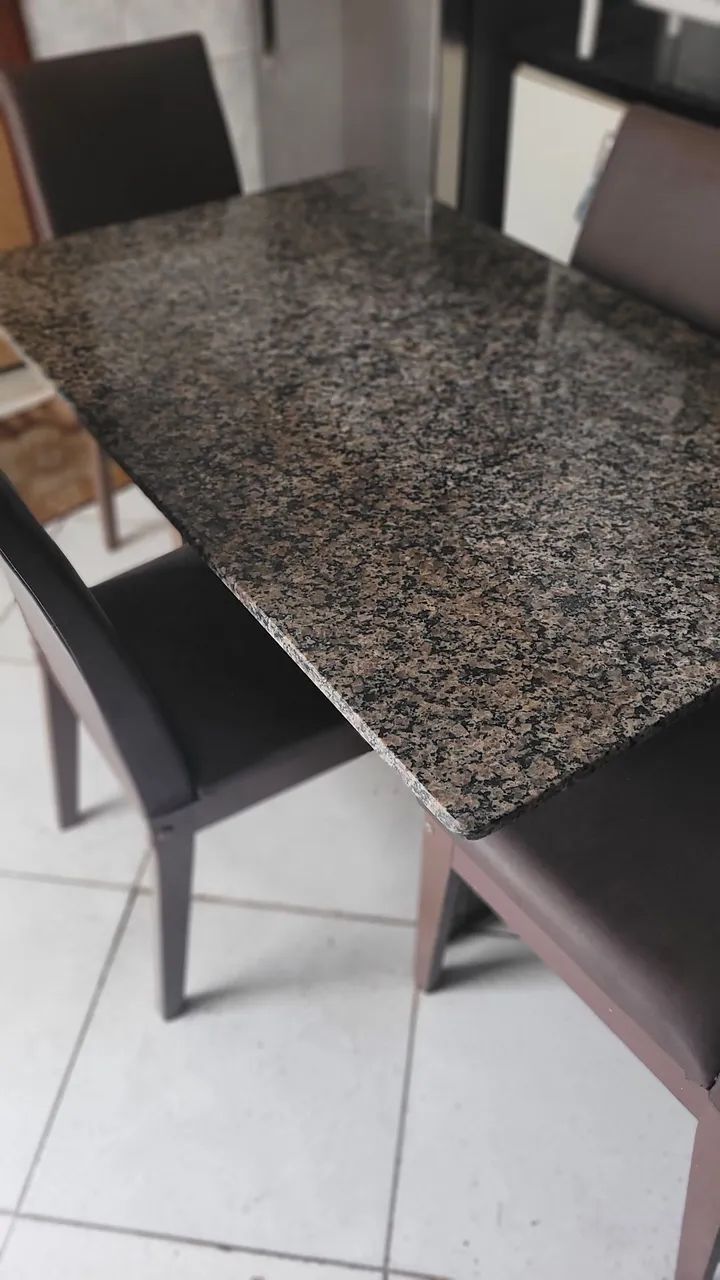 Mesa de granito com 4 cadeiras