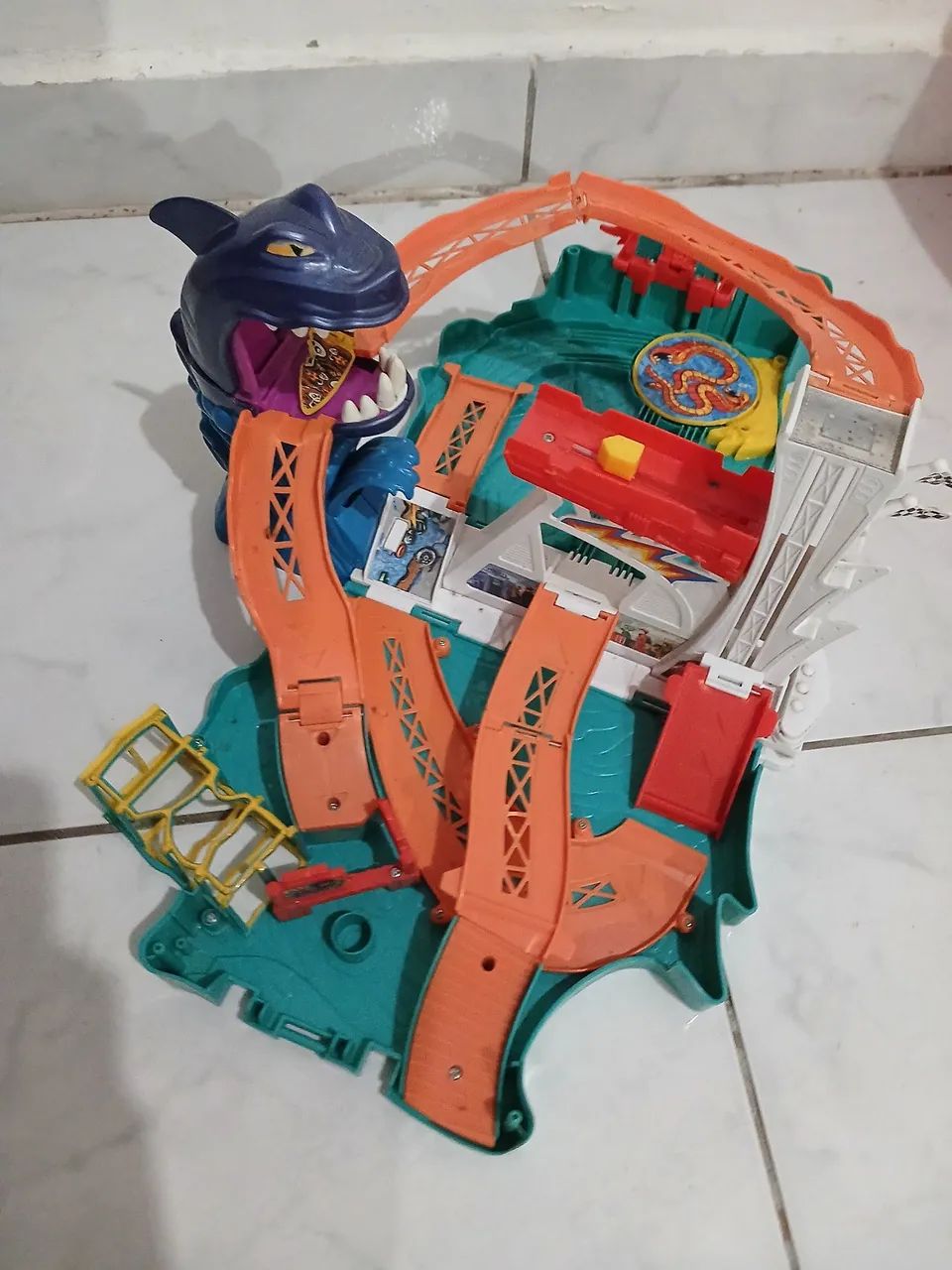 Pista hot Wheels tubarão 