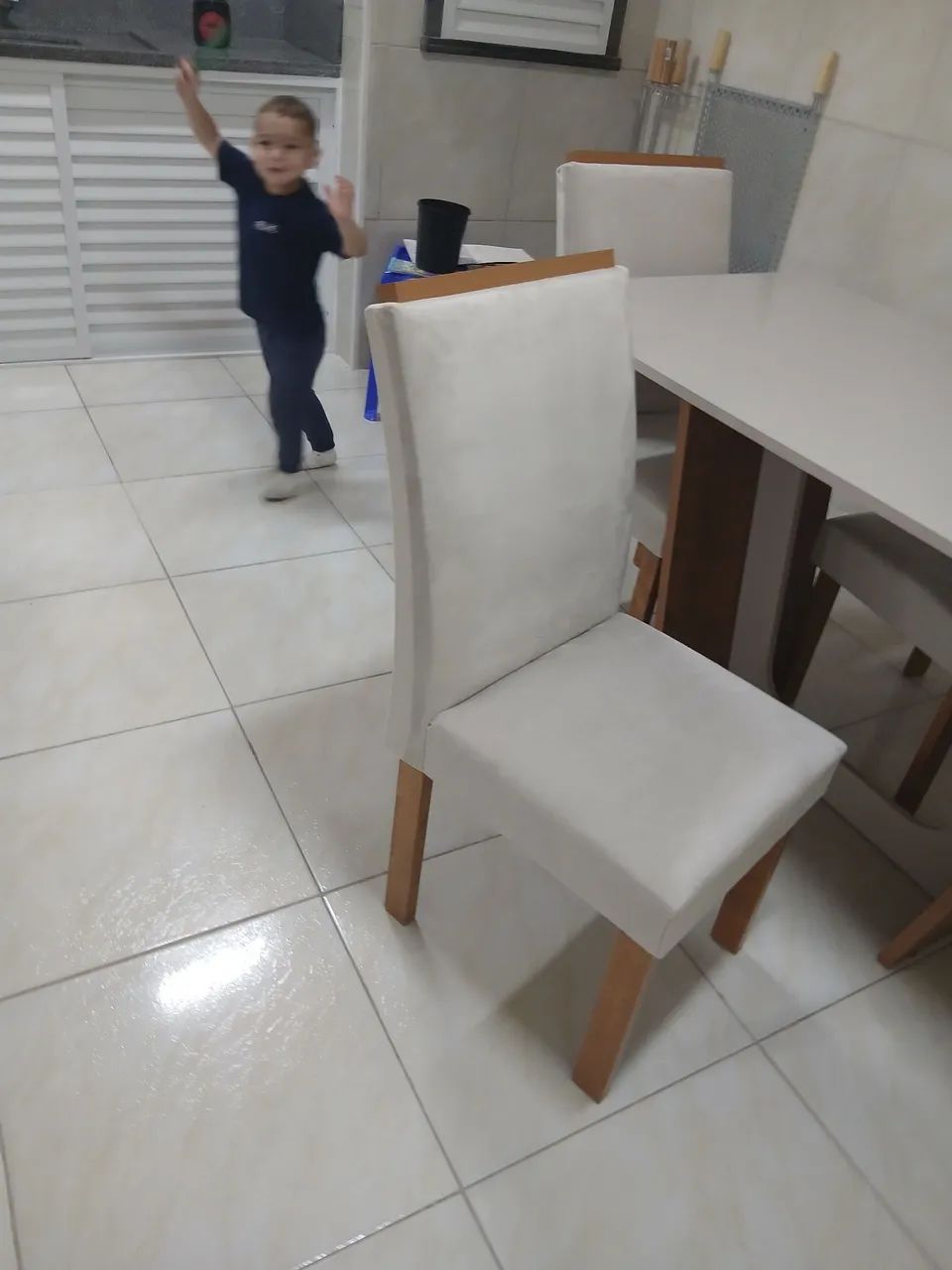 Vendo uma persiana e duas cadeiras novas  - Foto 3