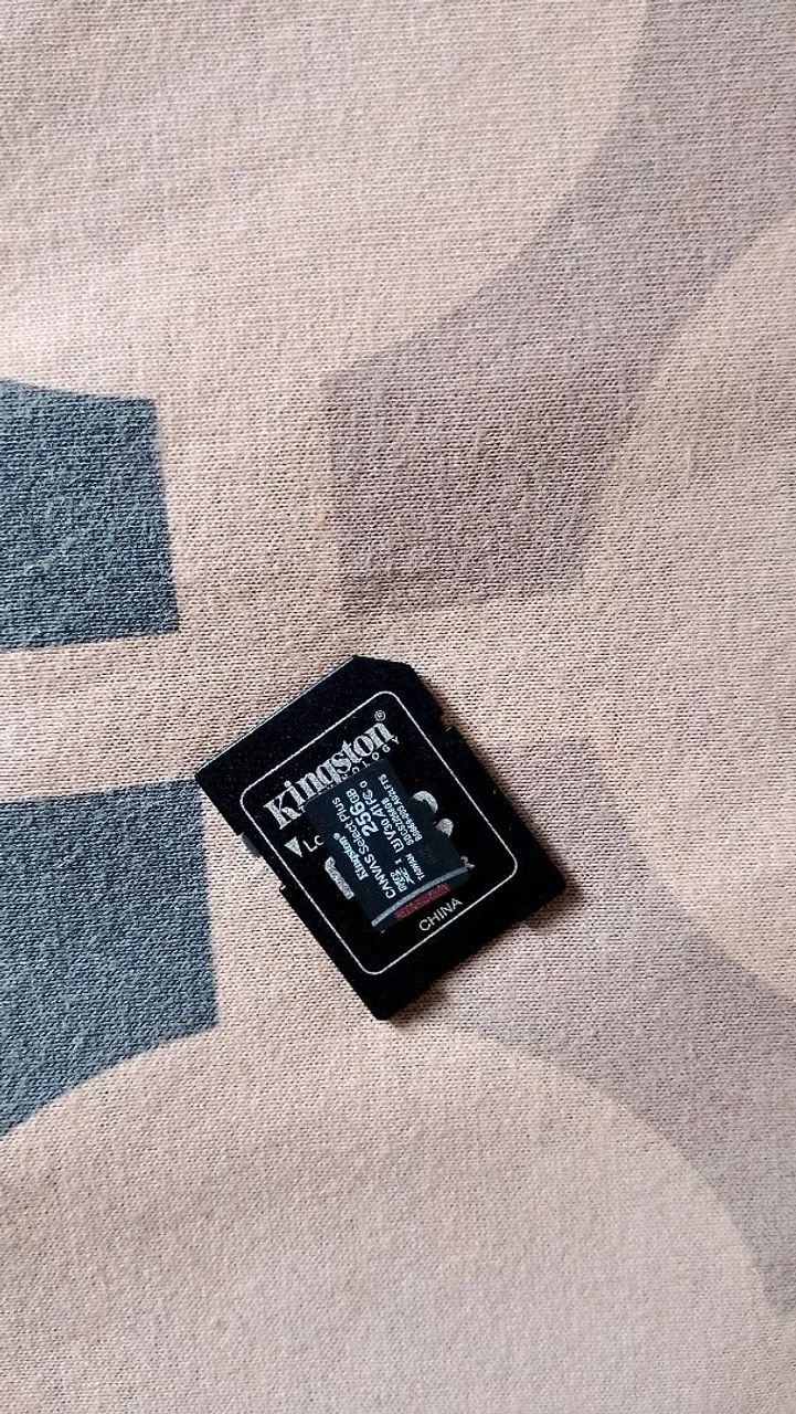 Cartão de memória micro sd 256 aberto