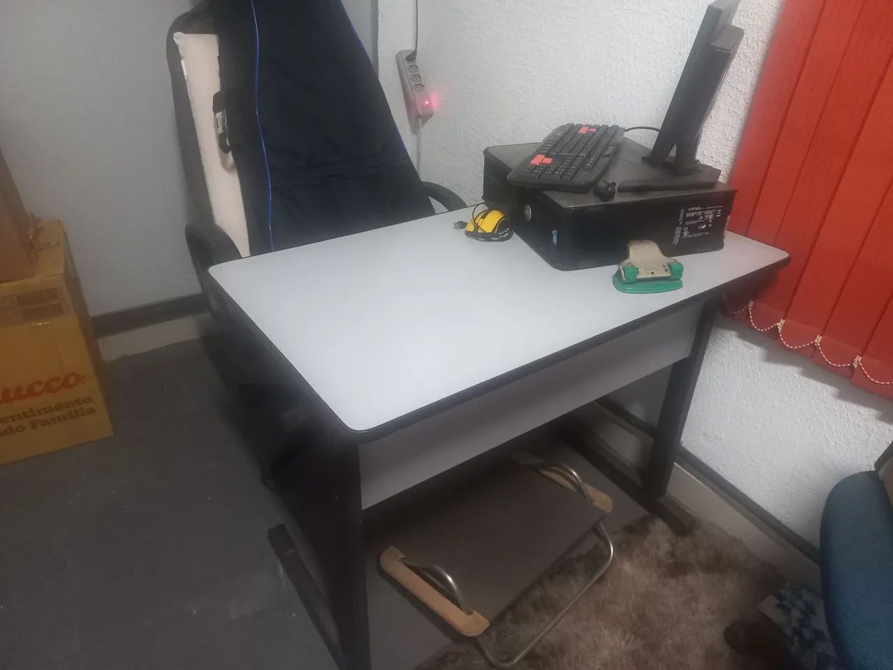Mesas e cadeiras de escritorio