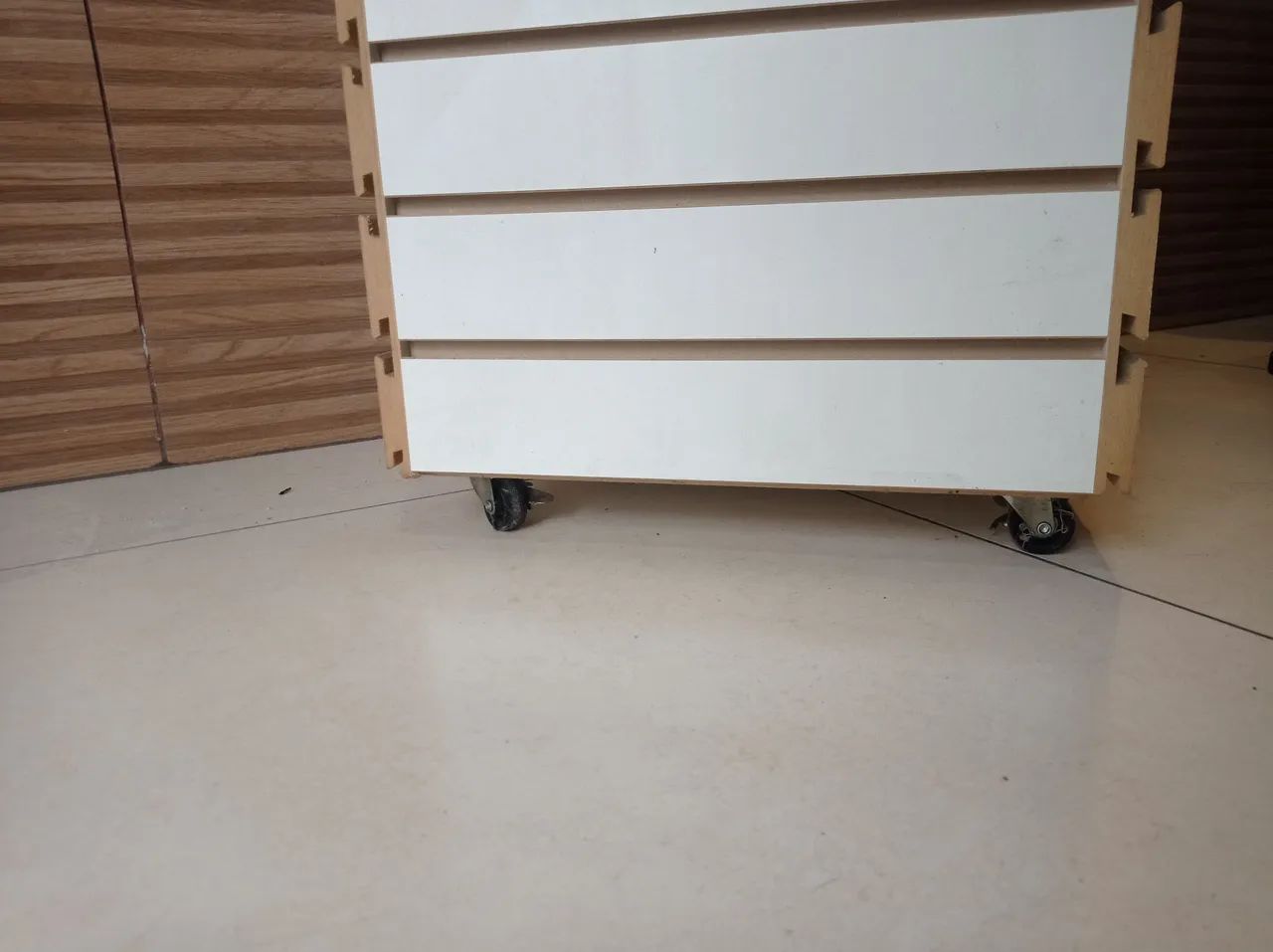 EXPOSITOR TORRE EM MDF COM RODAS