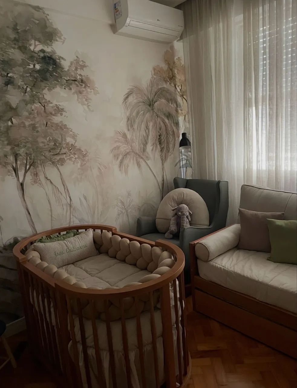 Quarto de bebê | Berço + Cômoda + poltrona de amamentação