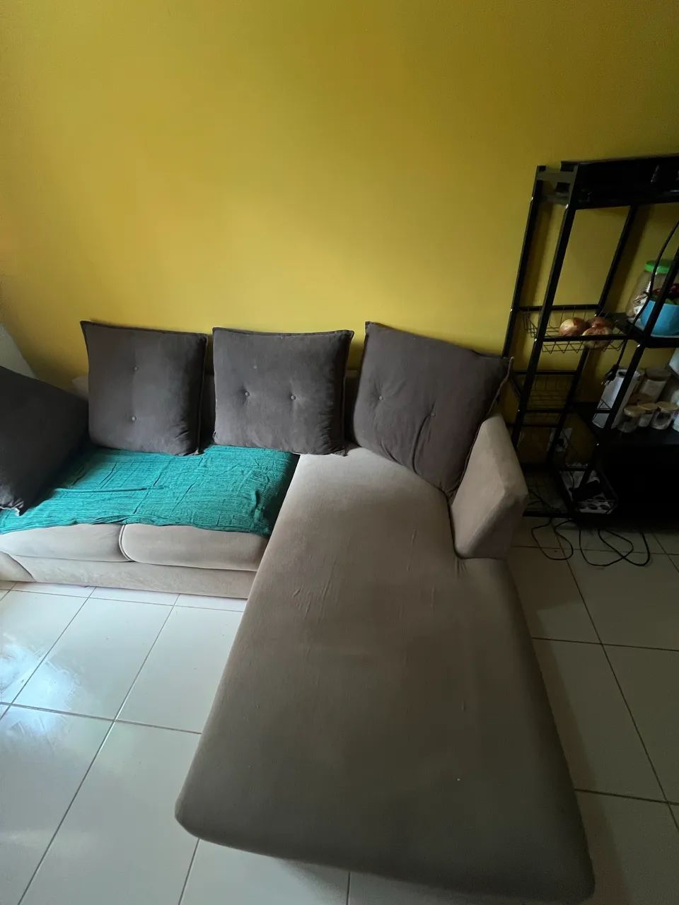 Vendo sofá bege usado