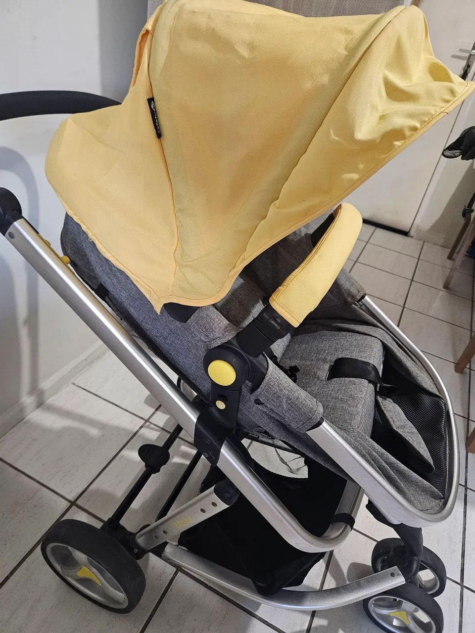Kit Carrinho + Bebê Conforto com a base  System Safety 1st, Mobi Amarelo - Foto 2