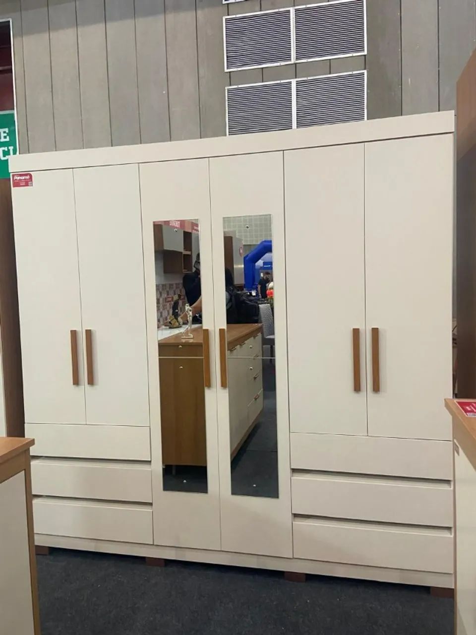 Elegância e Espaço em um Só Lugar: Guarda-Roupa Panamá 100% MDF com Espelho